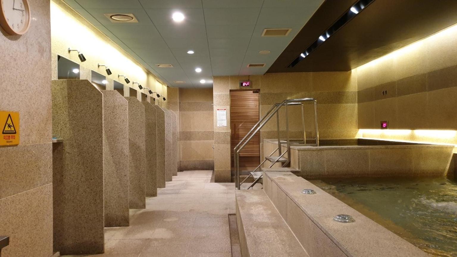 Hotel The Designers Seoul Station Екстериор снимка